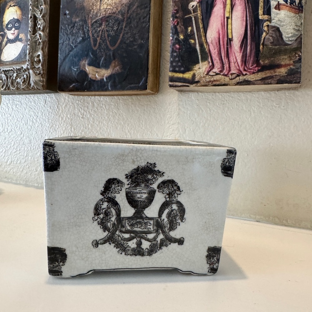 Elegant Black/White Planter | Urn & Scroll‎ | Vintage Cachepot